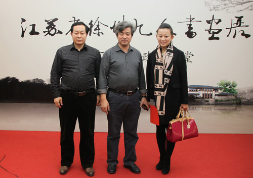 记者在展览现场和主办方高良、央视记者合影留念