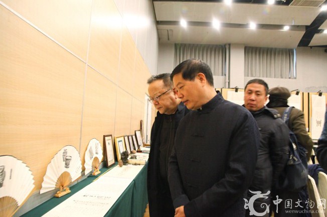贾文忠为王刚讲解拓印作品