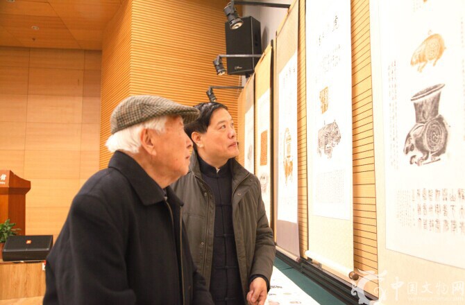贾文忠为耿宝昌讲解拓印作品