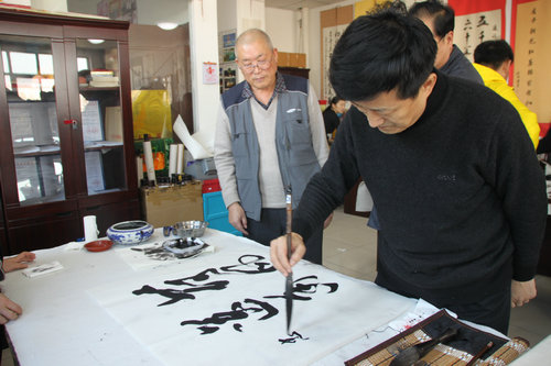 著名军旅书法家韩忠贵现场挥毫泼墨