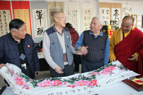各位艺术家现场进行艺术点评和交流