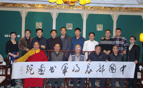 参加笔会人员拿着王云鹏为书画院题词合影留念